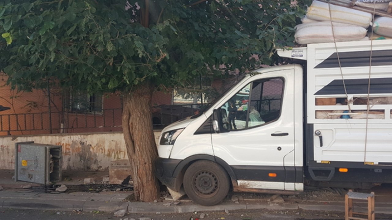 Bingöl’de freni patlayan kamyonet elektrik panosuna çarptı