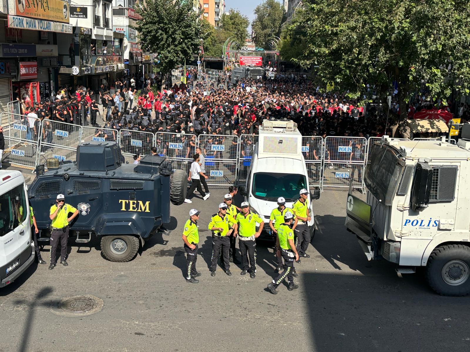 Diyarbakır’da miting gerginliği: DEM’li vekilden çağrı!