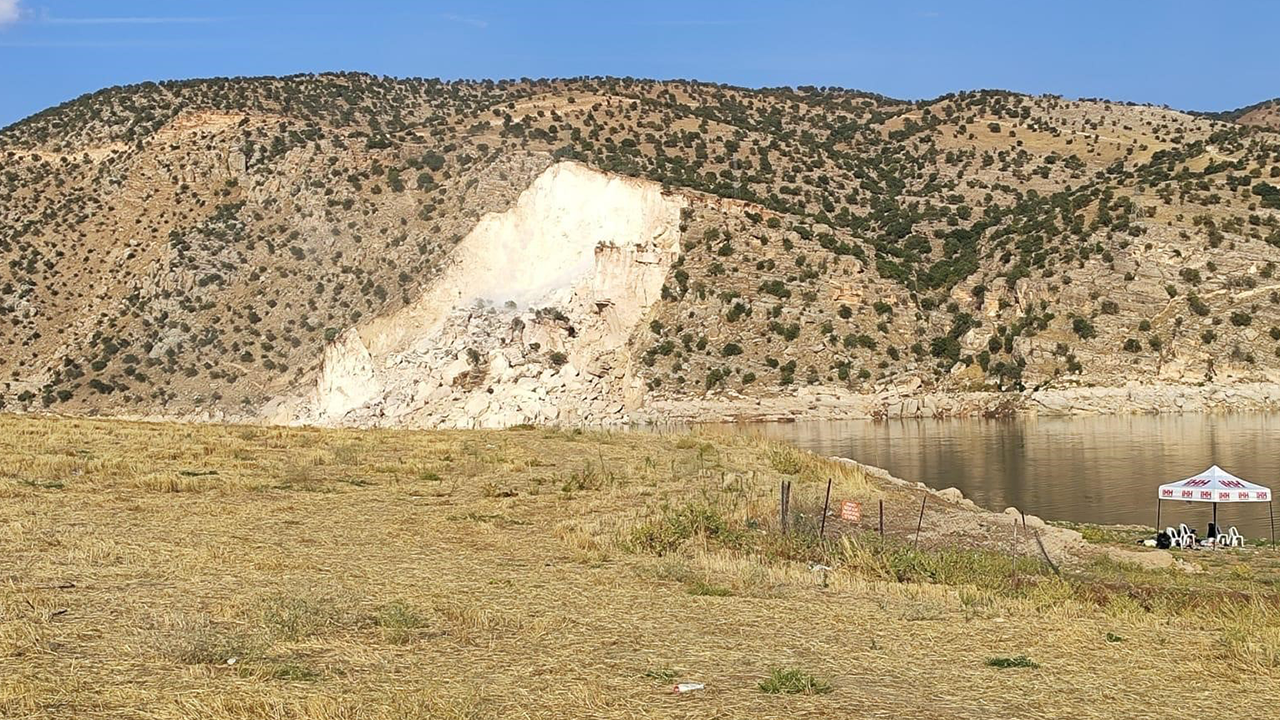 Siirt'te heyelan: Balık avcıları zor kurtuldu, araç akıntıya kapıldı.