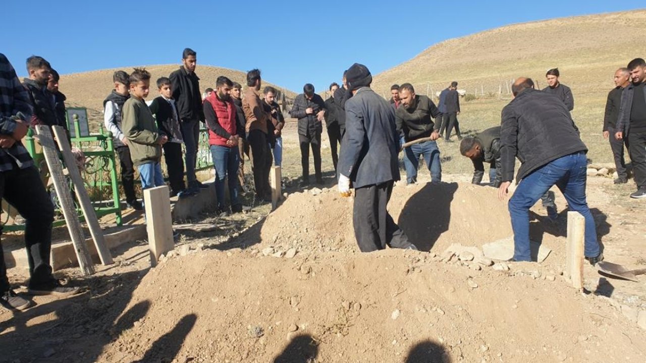 Yaşamını yitiren Ak Partili yetkili ve oğlu toprağa verildi