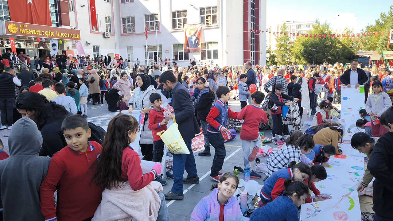 Siirt'te 1500 öğrenci katıldı, aynı anda resim çizdiler