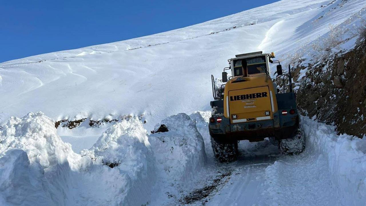 Hakkari’de 1 metre kar kalınlığı: Yollar kapandı