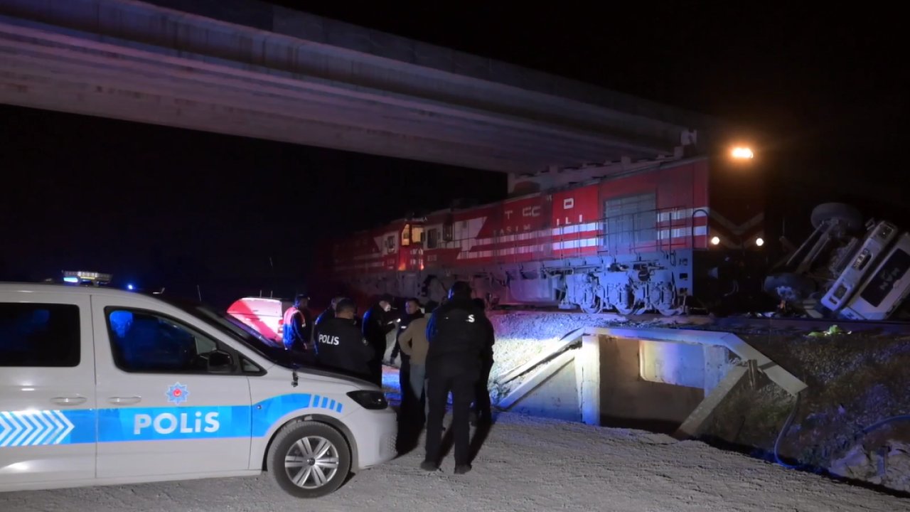 Edirne'de yolcu treni beton pompasına çarptı