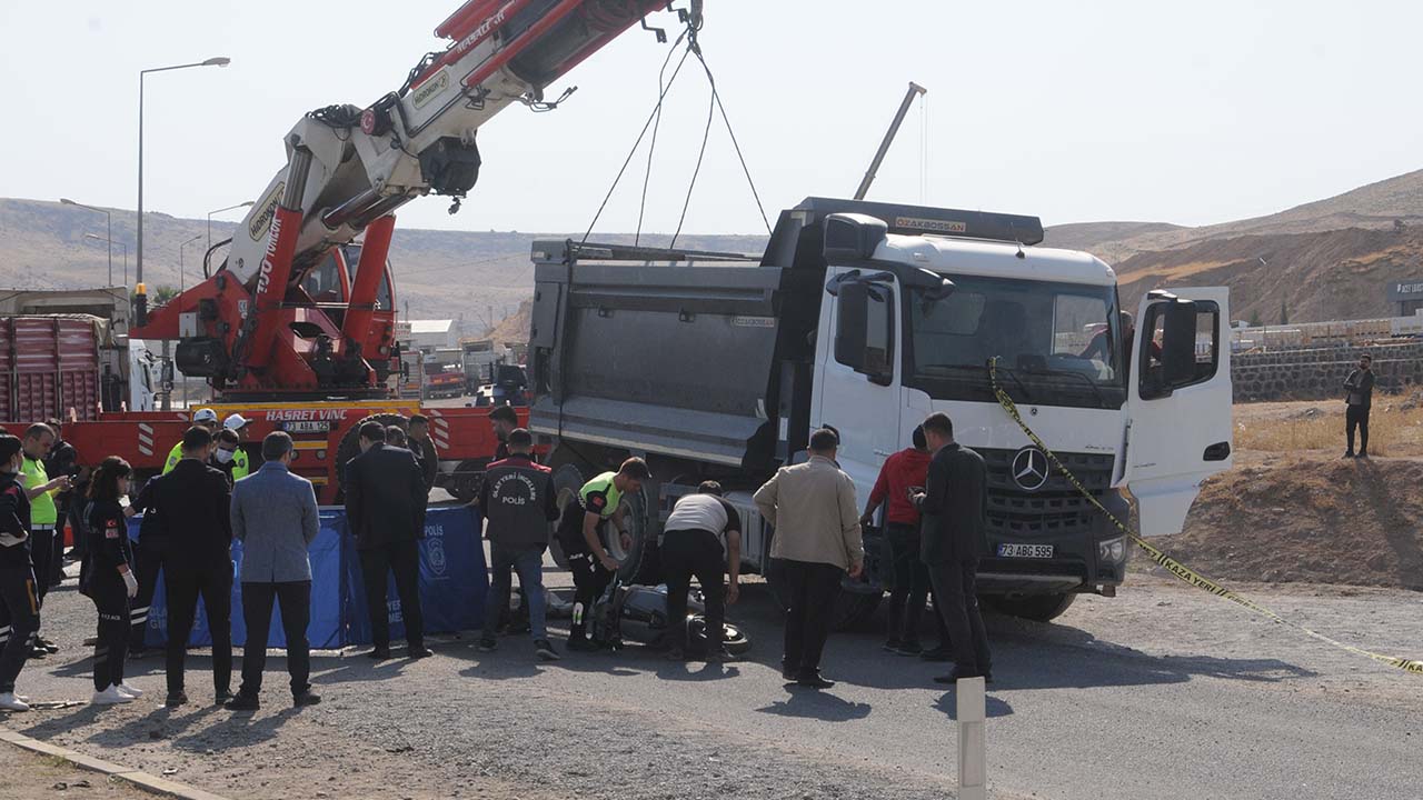 Cizre'de kamyon ile motosiklet çarpıştı: Bir kişi hayatını kaybetti.