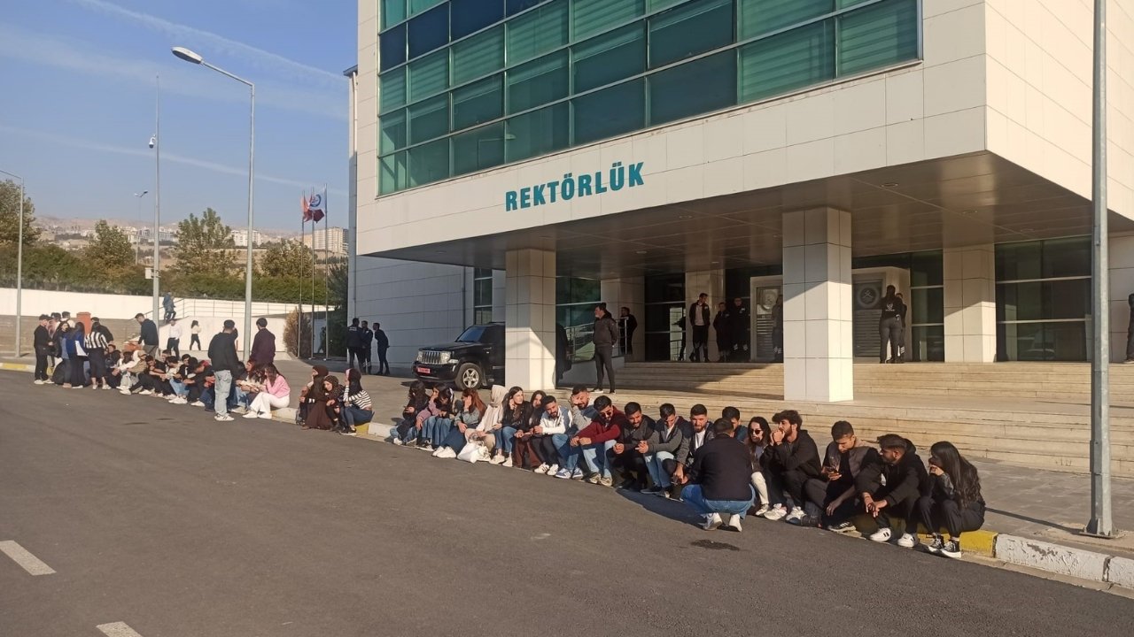 Şırnak Üniversitesi'nde öğrencilerden ‘Sosyal alanıma dokunma’ eylemi