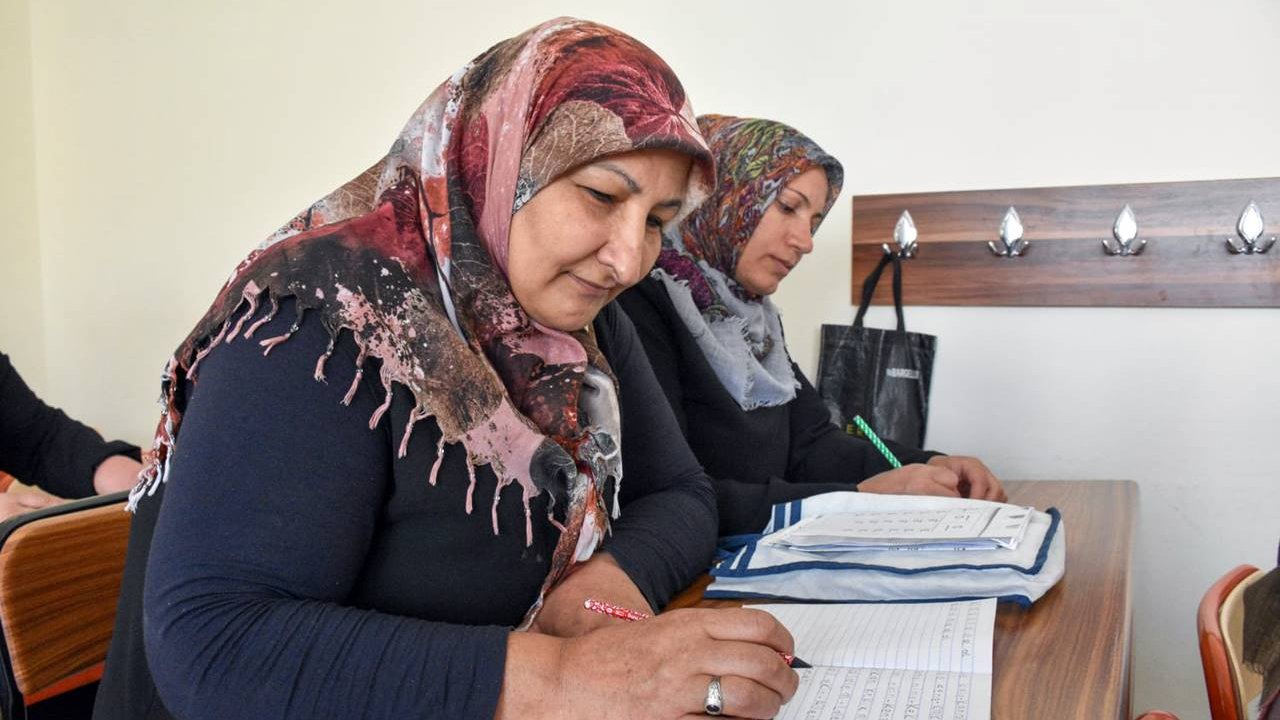 Belediye kolları sıvadı: Diyarbakır’da okuma yazma bilmeyen kadın kalmayacak!