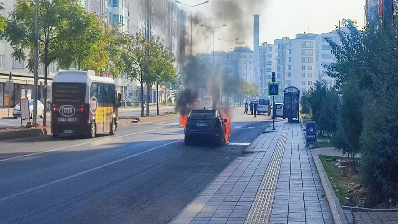 VİDEOLU - Diyarbakır’da araç halindeki alev aldı: Canlarını zor kurtardılar