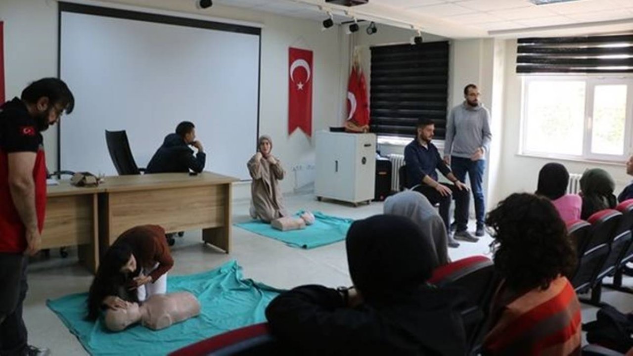 Diyarbakır'da tarihi konakta mezat: 5 liraya kitap