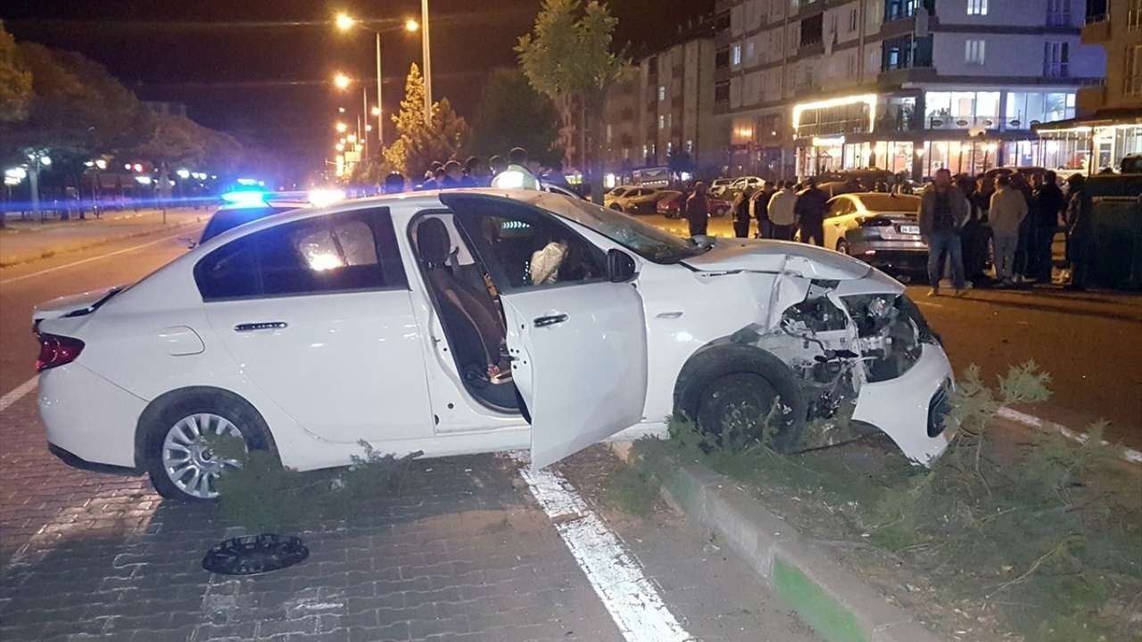 Bingöl'de iki otomobilin çarpıştığı kazada 2 kişi yaralandı