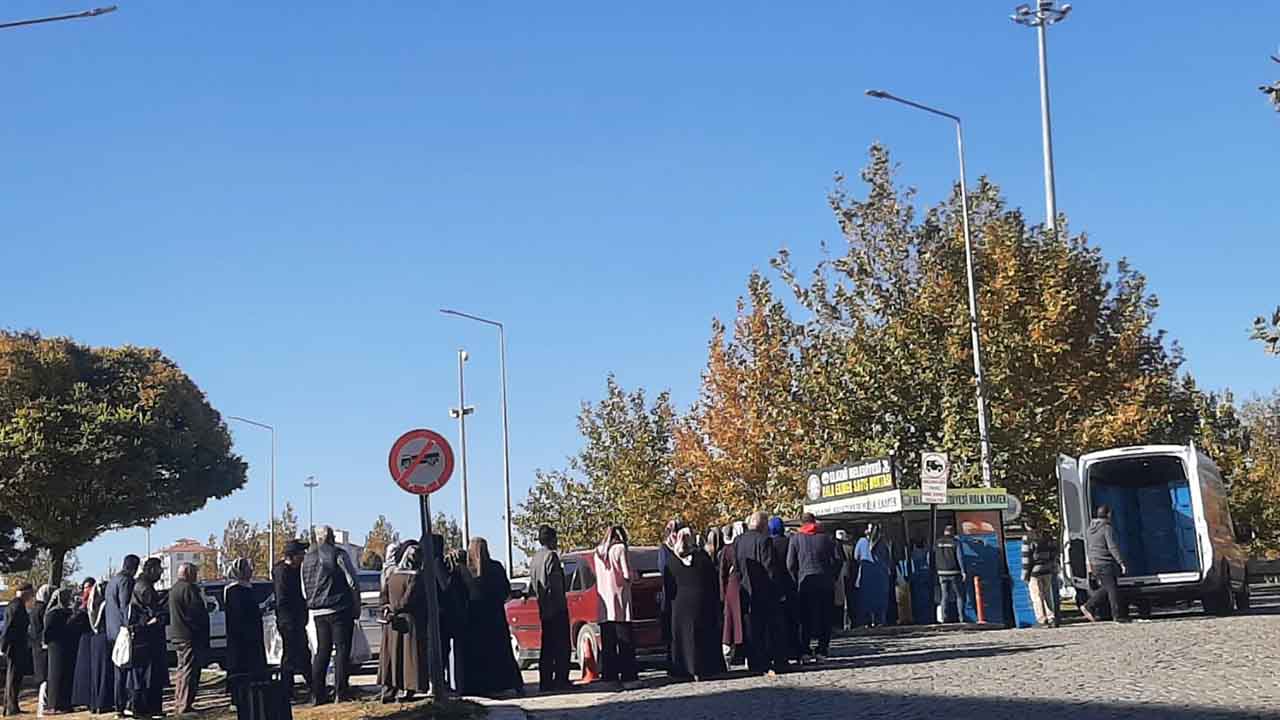 Elazığ'da ucuz ekmek kuyruk oluşturdu