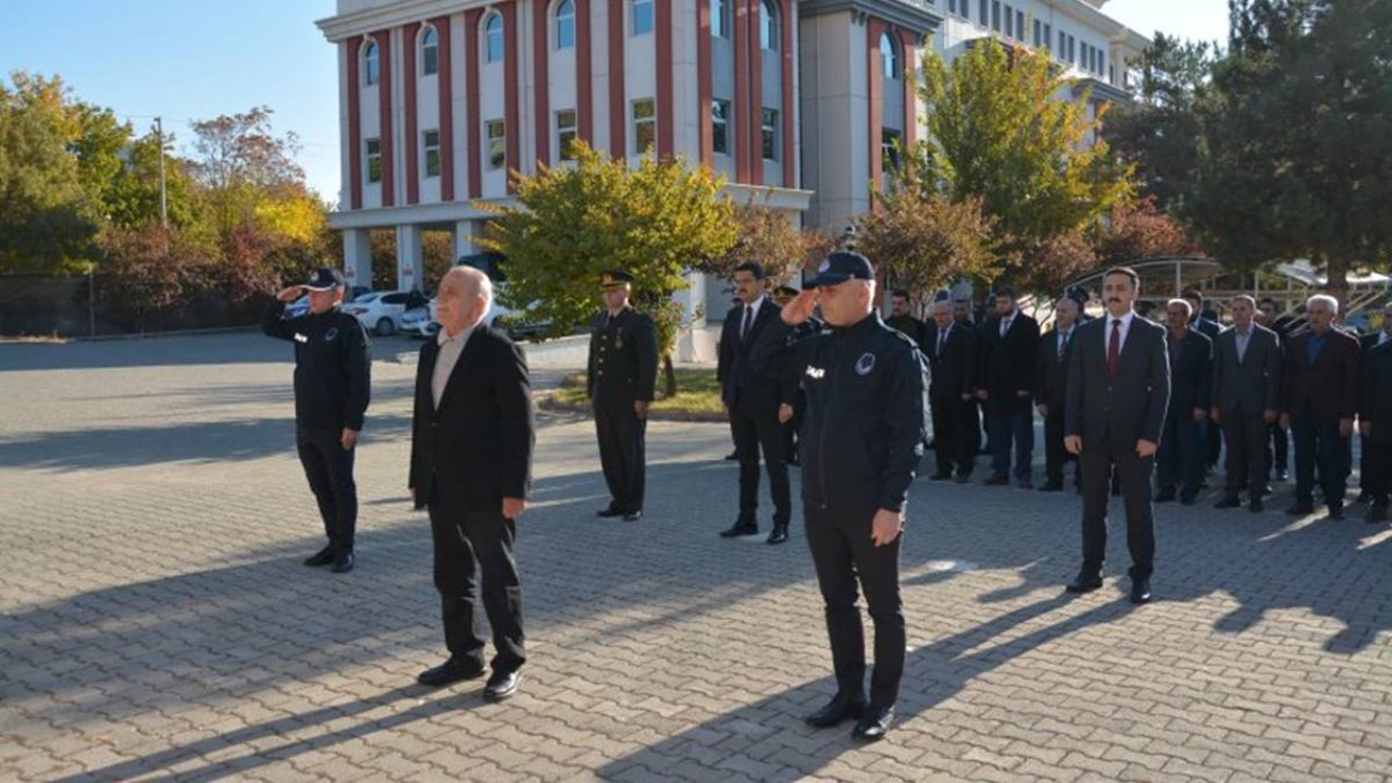 Şeyh Said’in torunu Atatürk Anıtı’na çelenk bıraktı