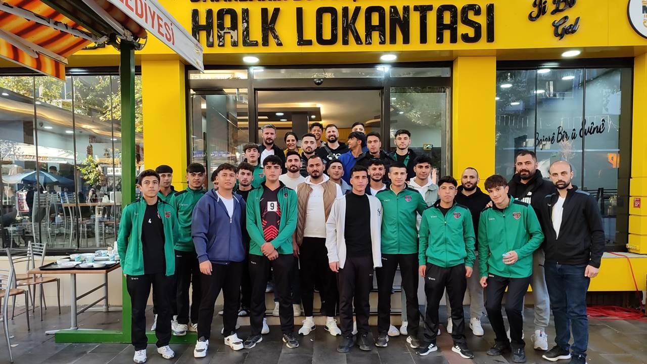 Diyarbakır’da Vanlı misafir takıma Halk Lokantasında yemek