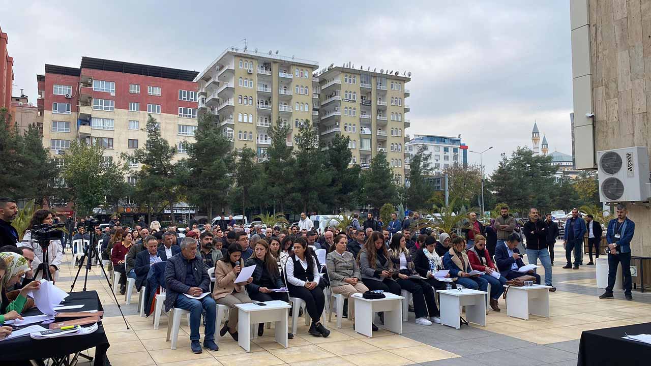 Diyarbakır’da ‘bahçede’ meclis toplantısı