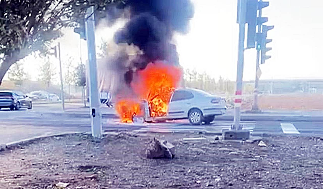 Diyarbakır Urfa Bulvarı’nda otomobil alev alev yandı