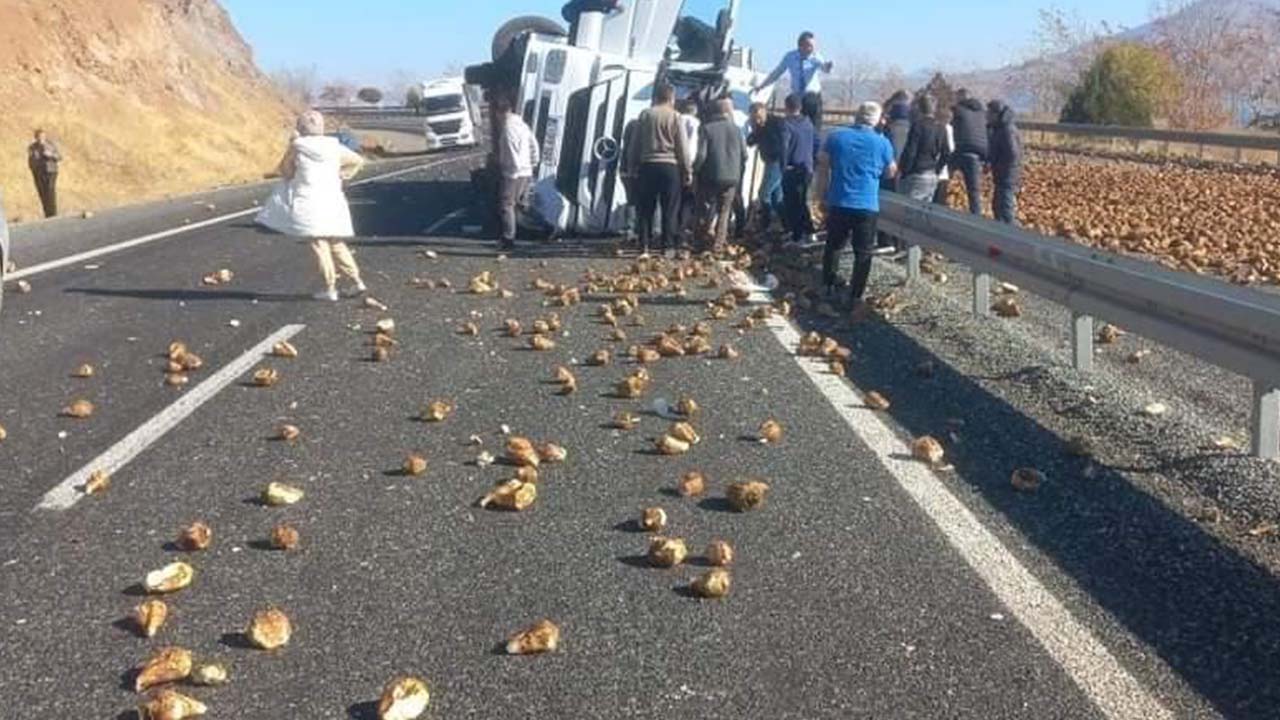 Elazığ’da pancar taşıyan tır devrildi: 1 yaralı