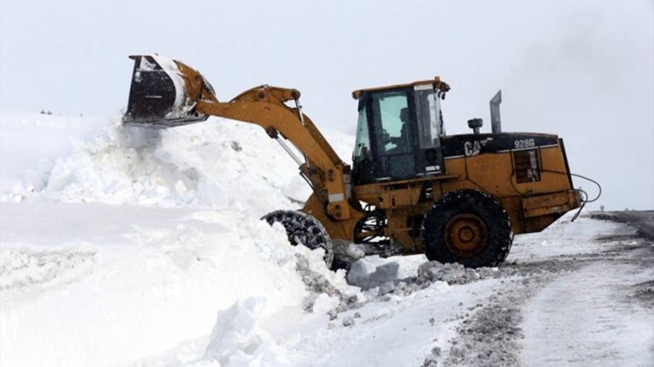 Erzurum beyaza büründü: İş makineleri mesai yaptı