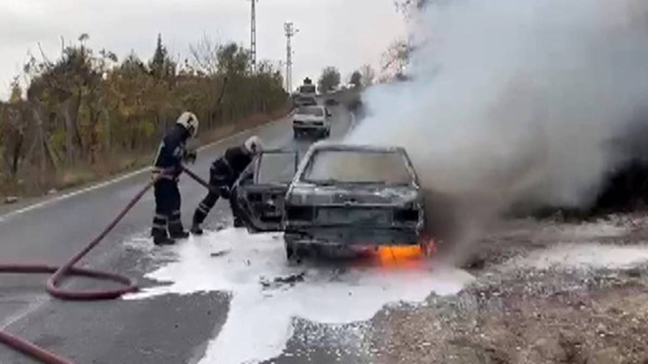 Kahramanmaraş'ta park halindeki otomobil alev alev yandı