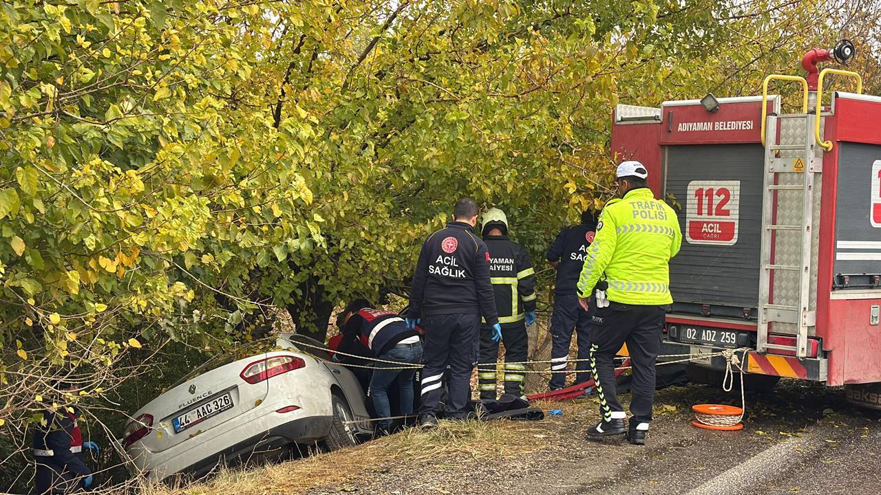 Otomobil önce çarptı sonra yoldan çıktı: 3 kişi yaşamını yitirdi