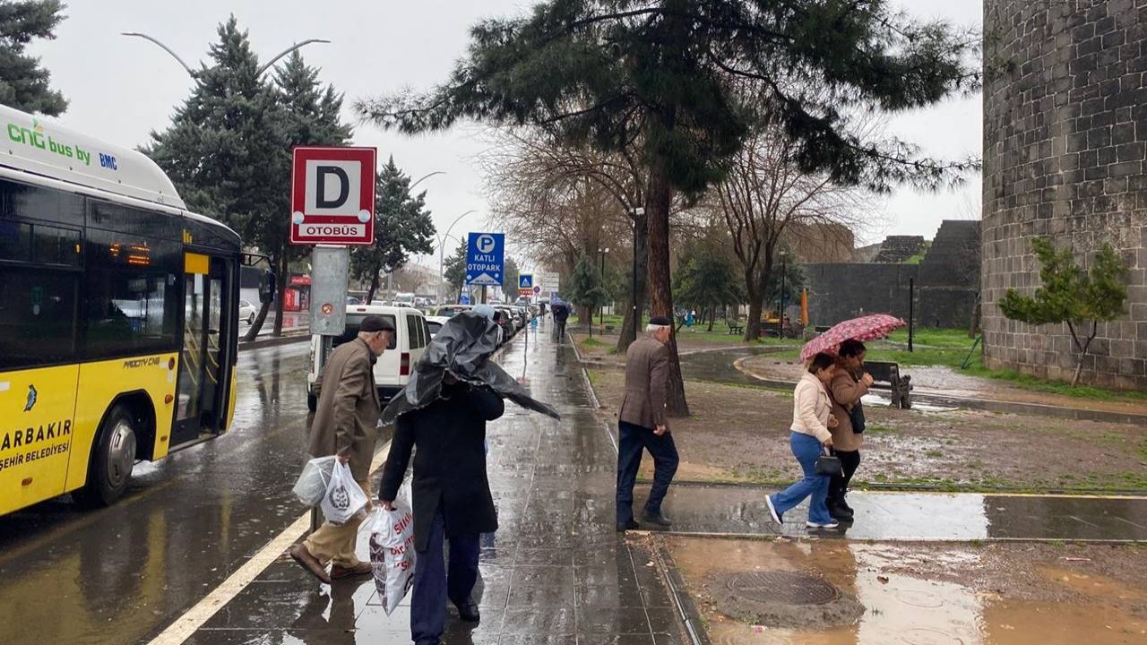 Ara tatil bitti: Diyarbakırlı çocuklar derse yağmurla başladı