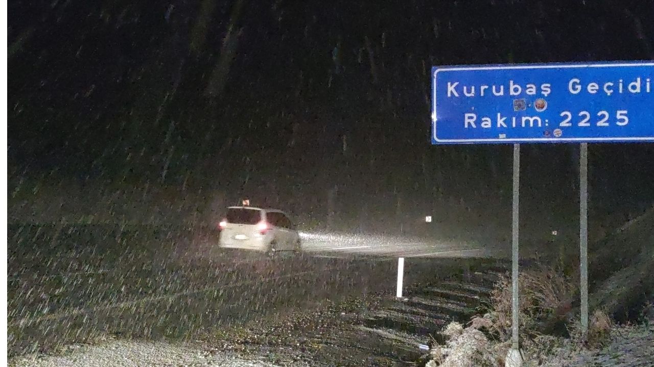 Van'da etkili olan kar yağışı sürücülere zor anlar yaşattı