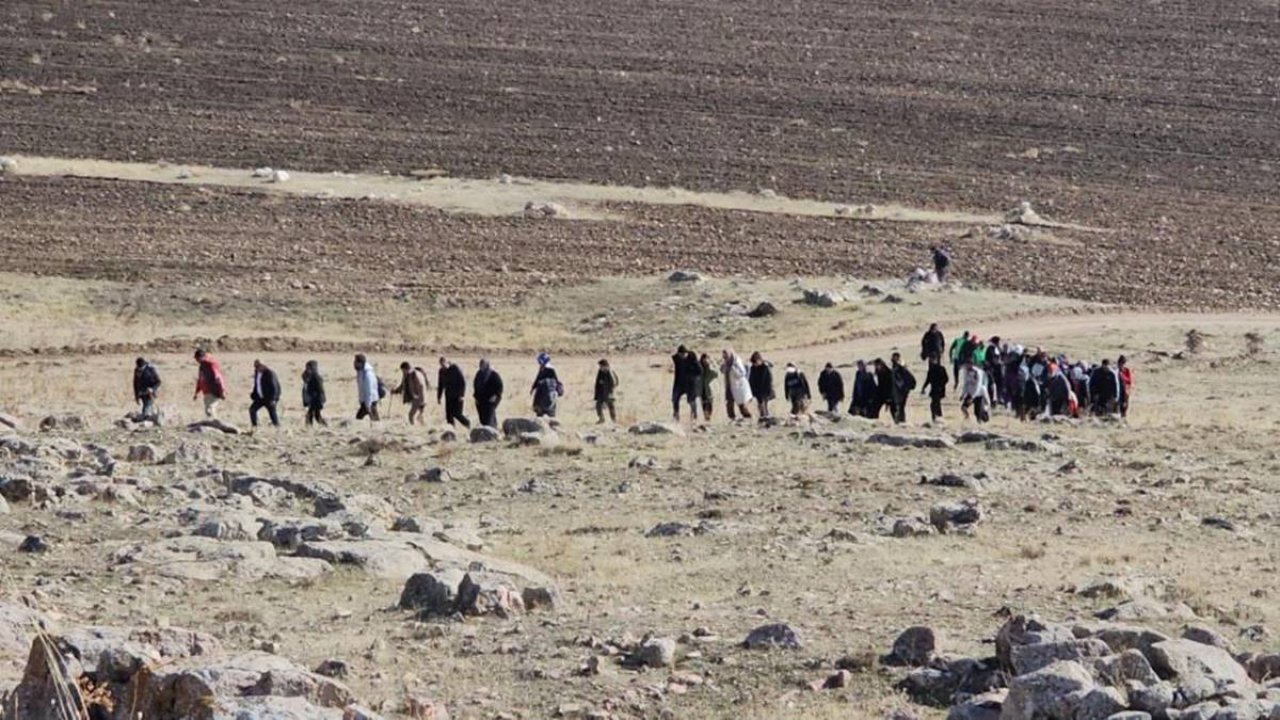 Van’da öğretmenler 2 bin 800 rakımlı Zernaki Tepesi'ne yürüdü