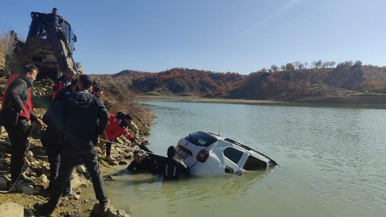 Diyarbakır'da sulama kanalında düşen otomobil için kurtarma seferberliği