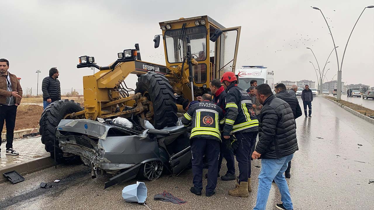 Otomobil, iş makinasının altına girdi: 1 kişi yaşamını yitirdi