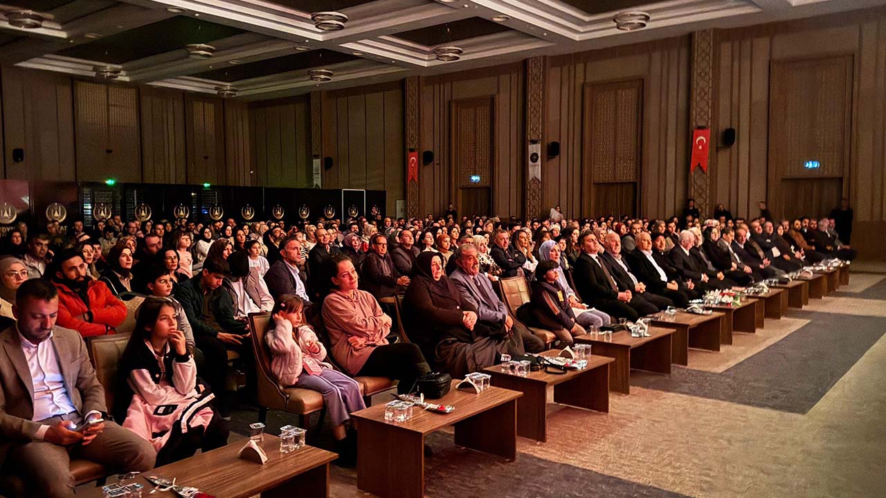 Mardin’de öğretmenler için tiyatro oyunu sahnelendİ