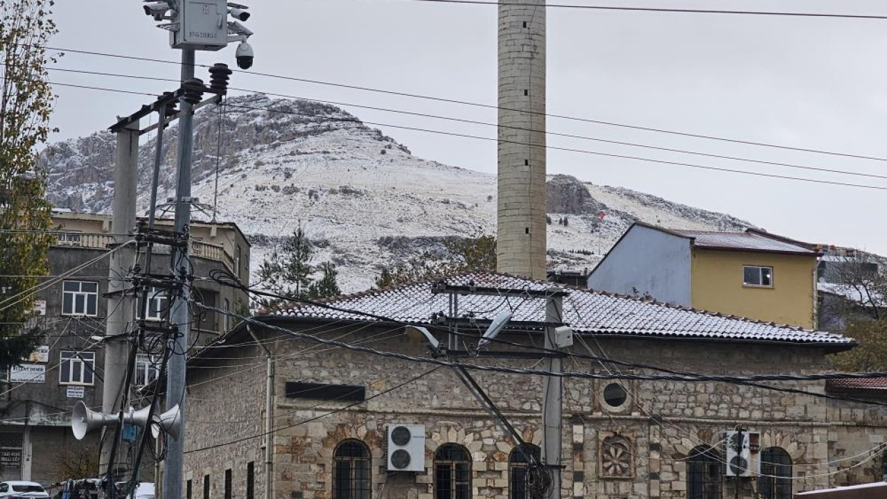 Diyarbakır’a yılın ilk karı düştü: Görüntüler geldi