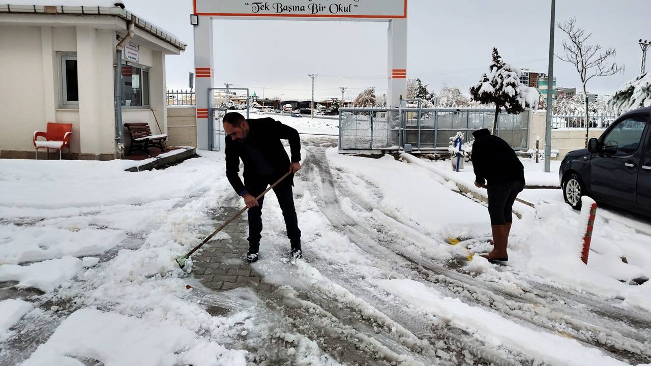 35 ilde kar tatili: Diyarbakır’a kar düştü, tatil yok!