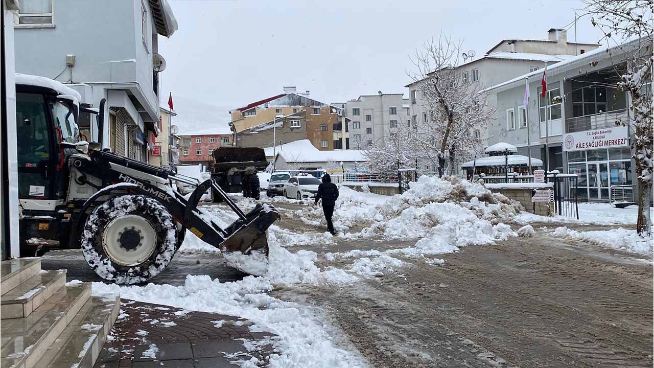 Bingöl’de karla mücadele ekipleri sahaya indi