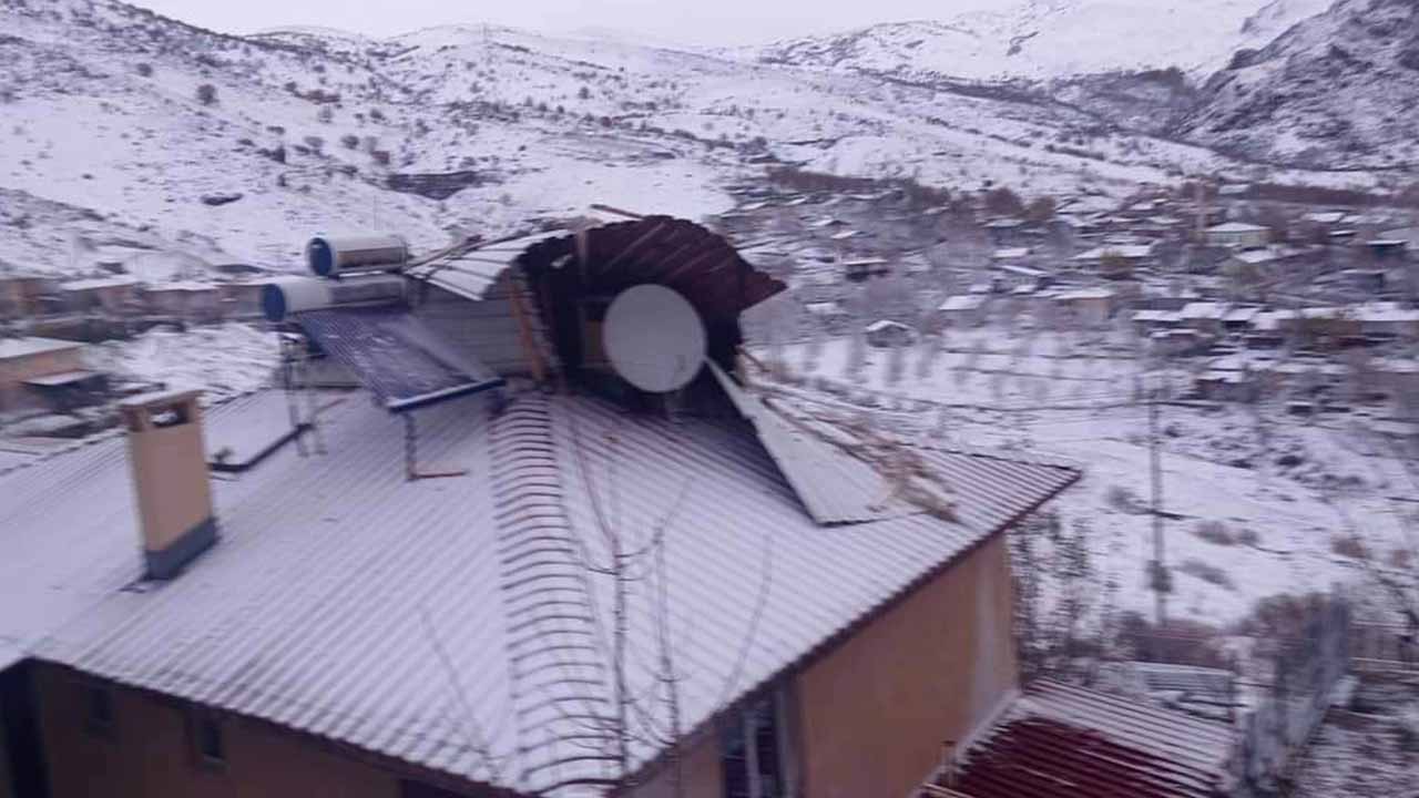 Tunceli’de şiddetli fırtına evlerin çatılarını uçurdu