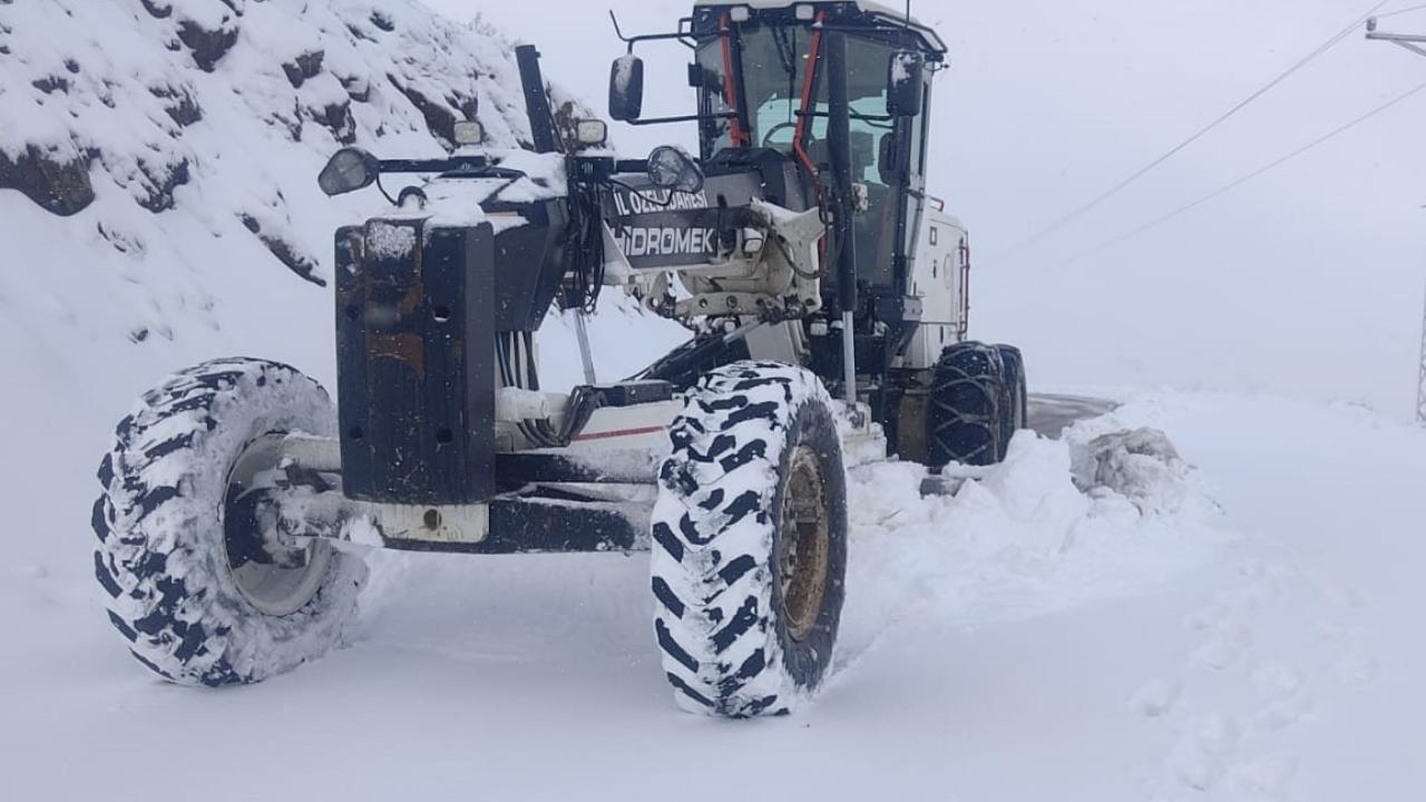 Elazığ kar altında: 127 köy yolu ulaşıma açıldı