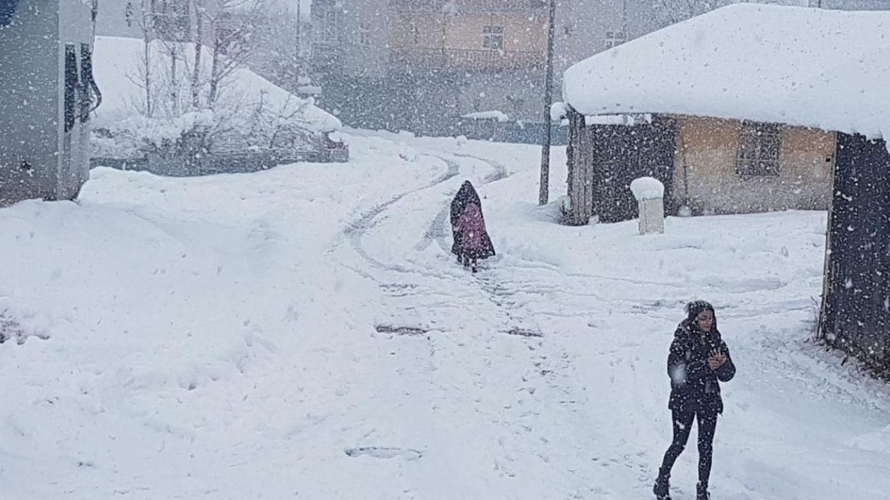 Kar yağışı hayatı felç etti: 21 ilde okullar tatil edildi