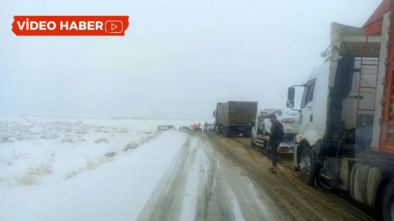 VİDEO- Kardan kapanan Diyarbakır yolu açıldı