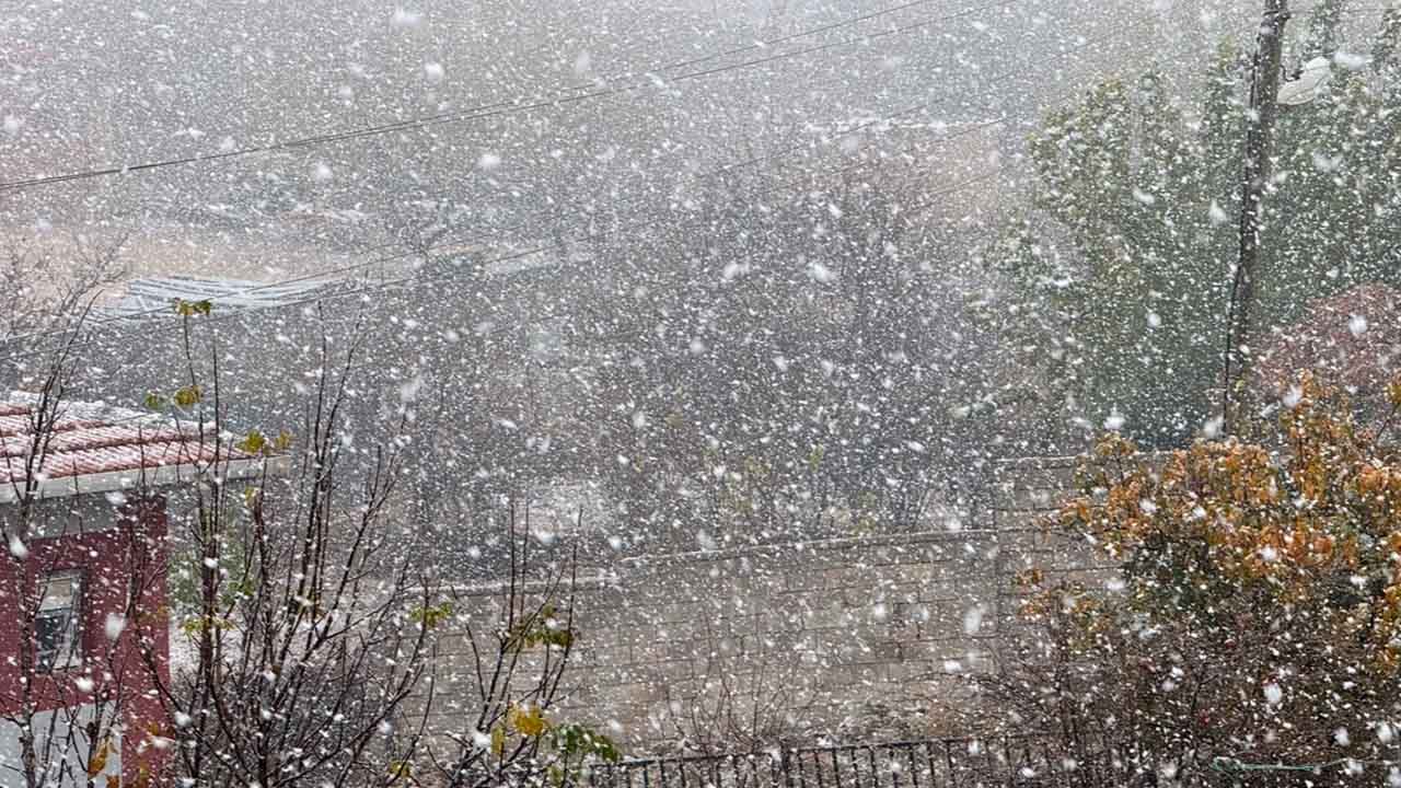 Kar yağışı Mardin’i beyaza bürüdü