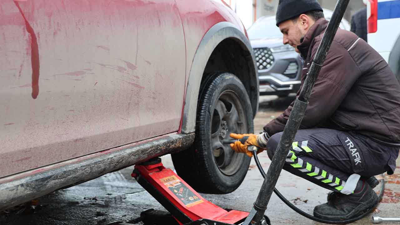 Kış gelmesiyle oto lastikçilerde yoğunluk başladı