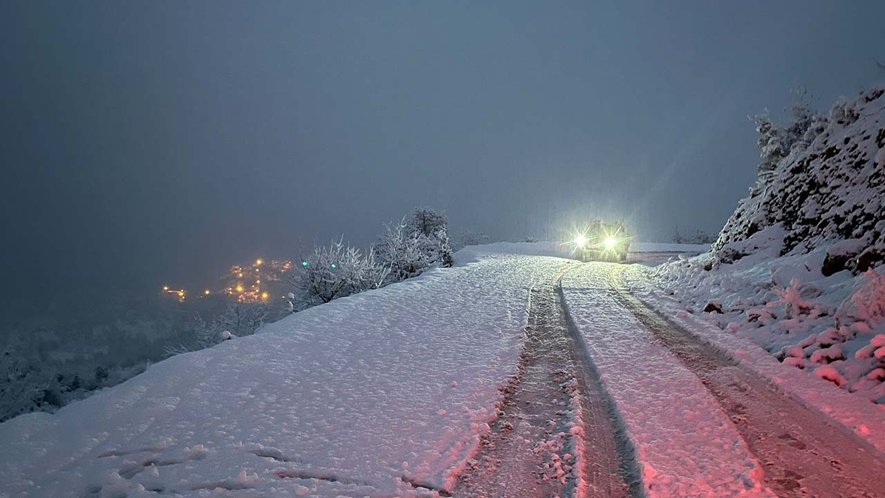 Siirt'te kar nedeniyle kapanan yollar ulaşıma açıldı