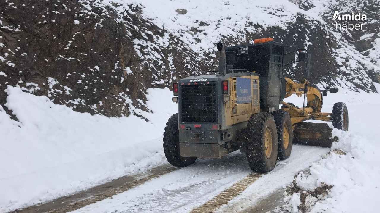 Diyarbakır'da kar yağışı nedeniyle kapanan yollar ulaşıma açıldı