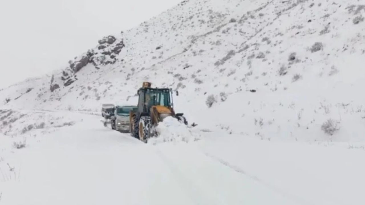 Karda mahsur kalan yolcu minibüsü ile tanker kurtarıldı