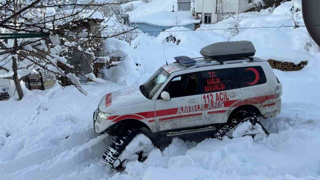 Erzincan'da mahsur kalan yaşlı hastanın imdadına ekipler yetişti