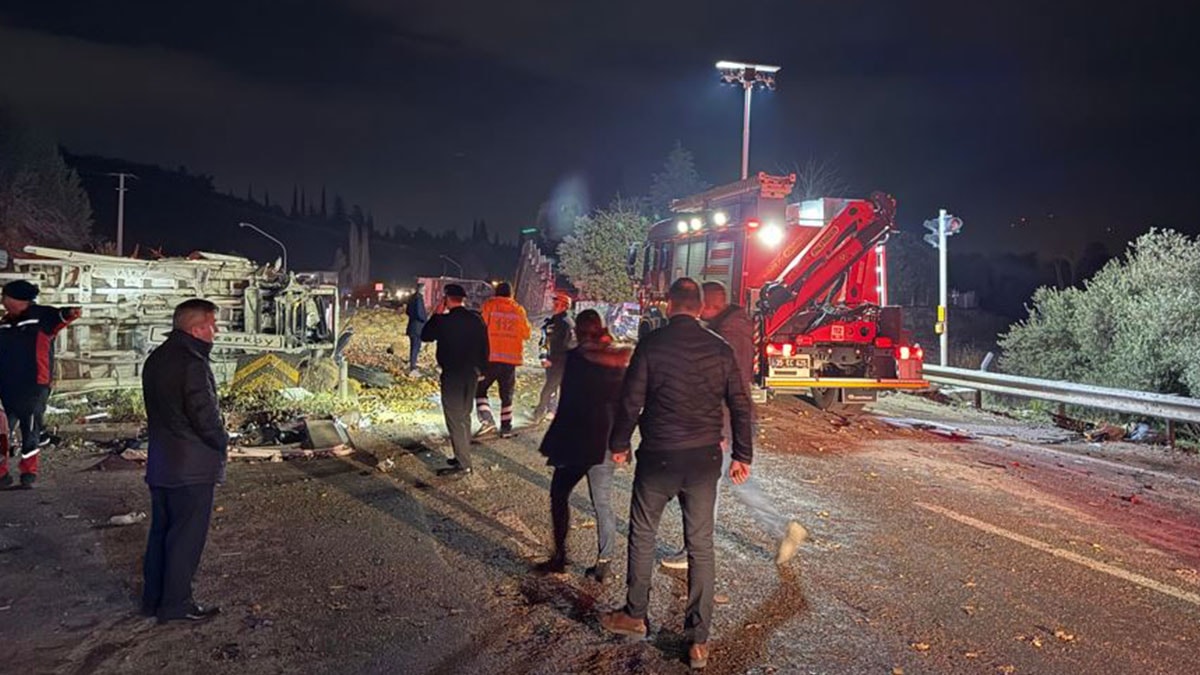 İzmir'de kamyon kontrolden çıktı: 3 ölü, 3'ü ağır 7 yaralı