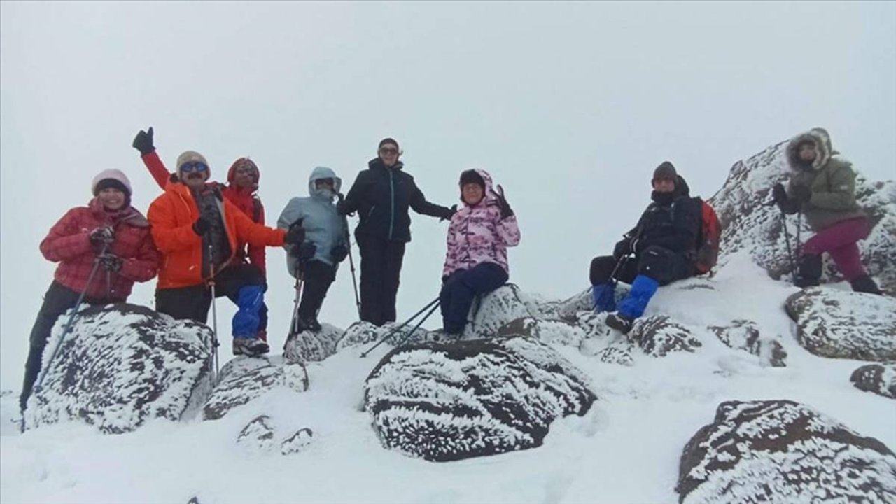 Kadınlar kar ve tipiye rağmen Ağrı Dağı’na tırmandı