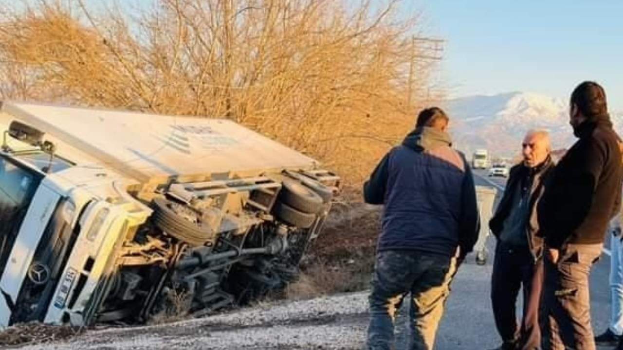 Elazığ’da kamyon yoldan çıktı