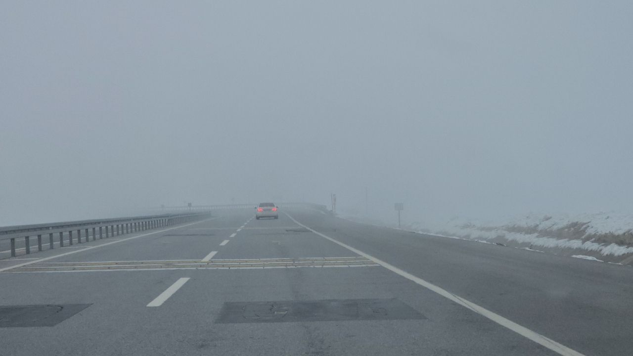 Bitlis-Güroymak yolunda sis etkisi