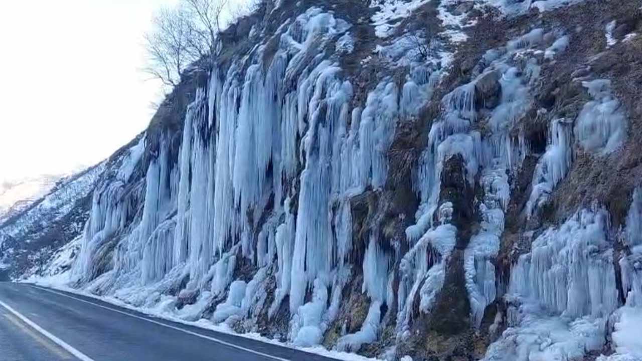 Tunceli'de 'Ağlayan Kayalar' buz tuttu