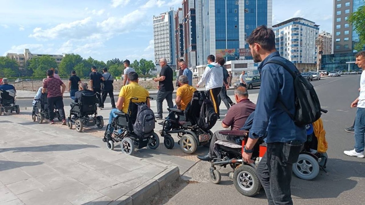 Diyarbakır’daki engellilerden rampa ve ‘sarı çizgi’ talebi!