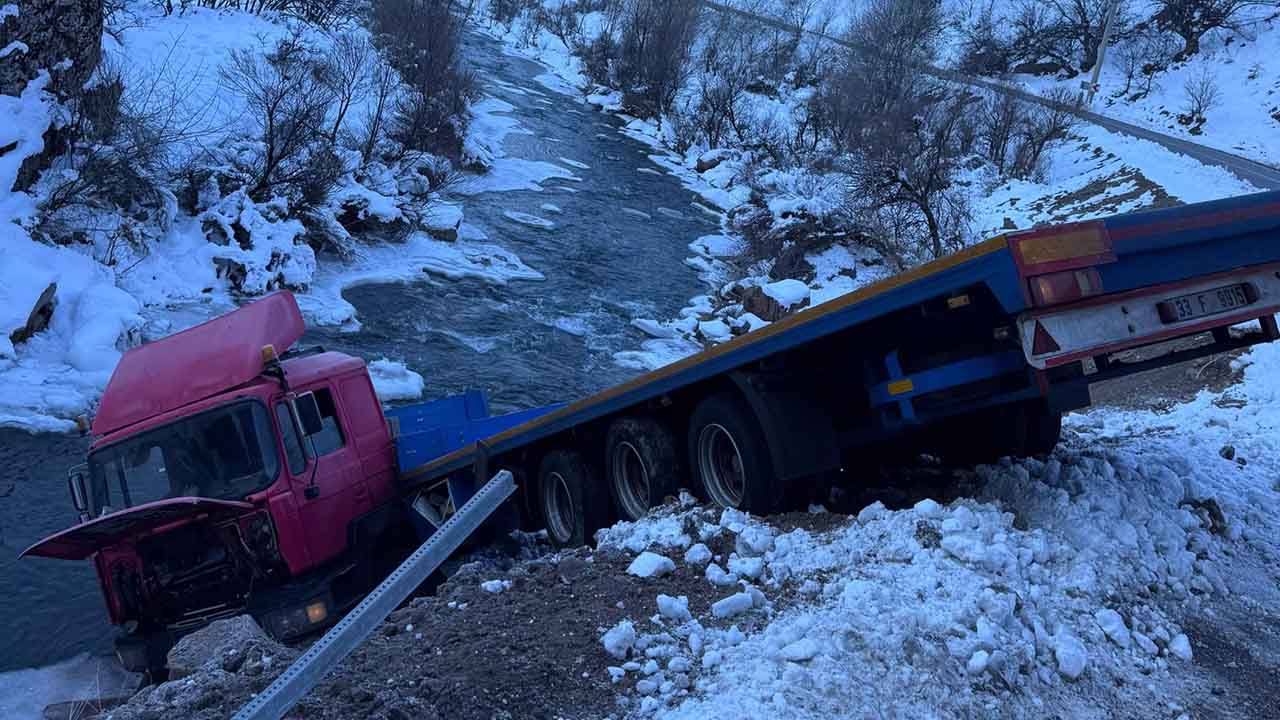 Tunceli’de tır dereye yuvarlandı