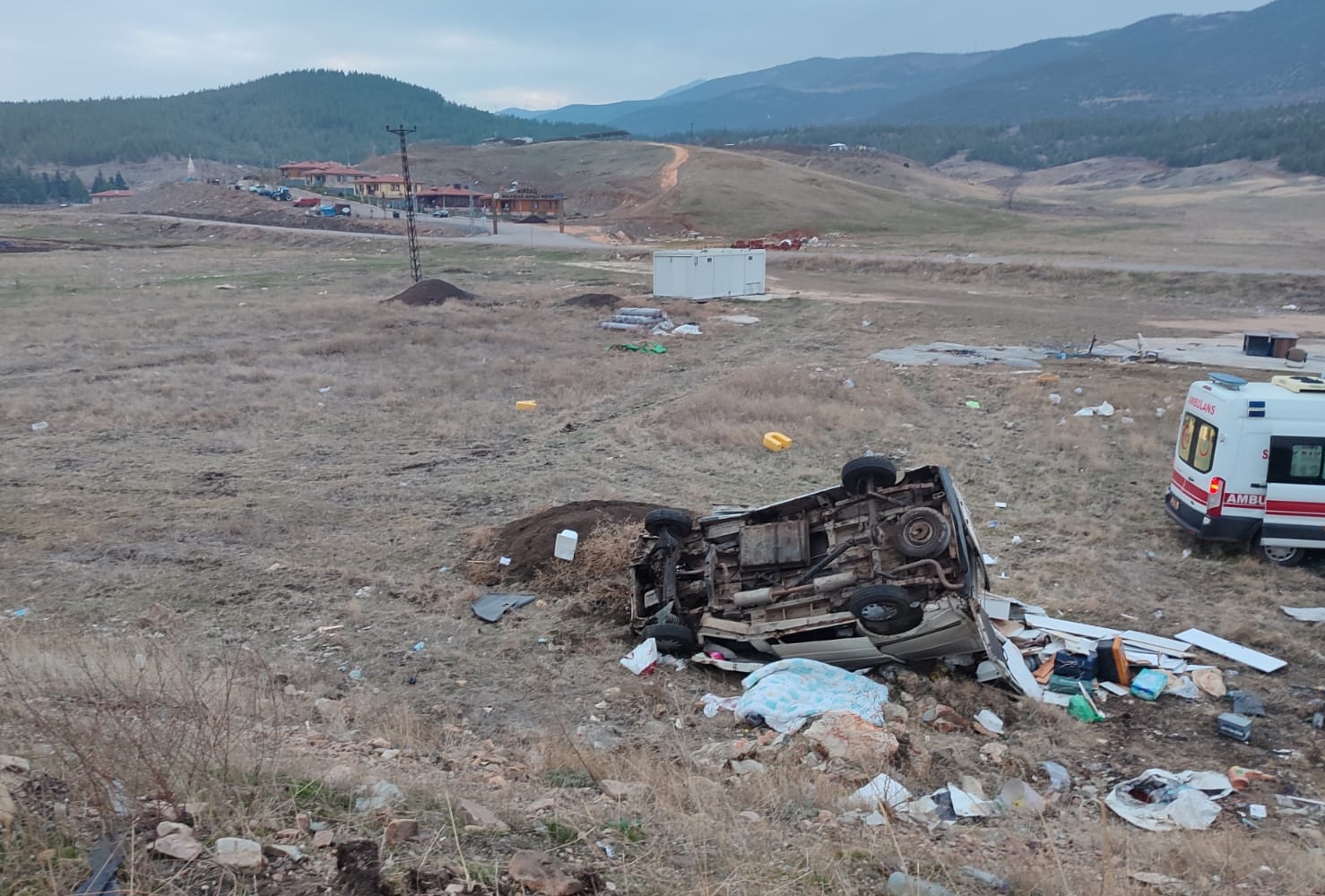 Minibüs şarampole yuvarlandı: Yaralılar var