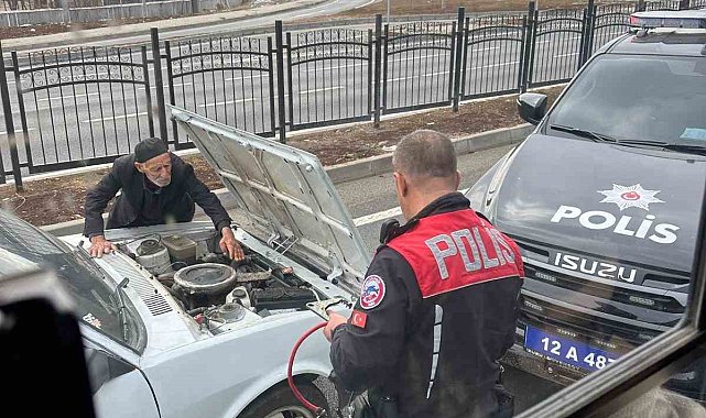 Bingöl'de aracıyla yolda kalan sürücüye polis yardım etti